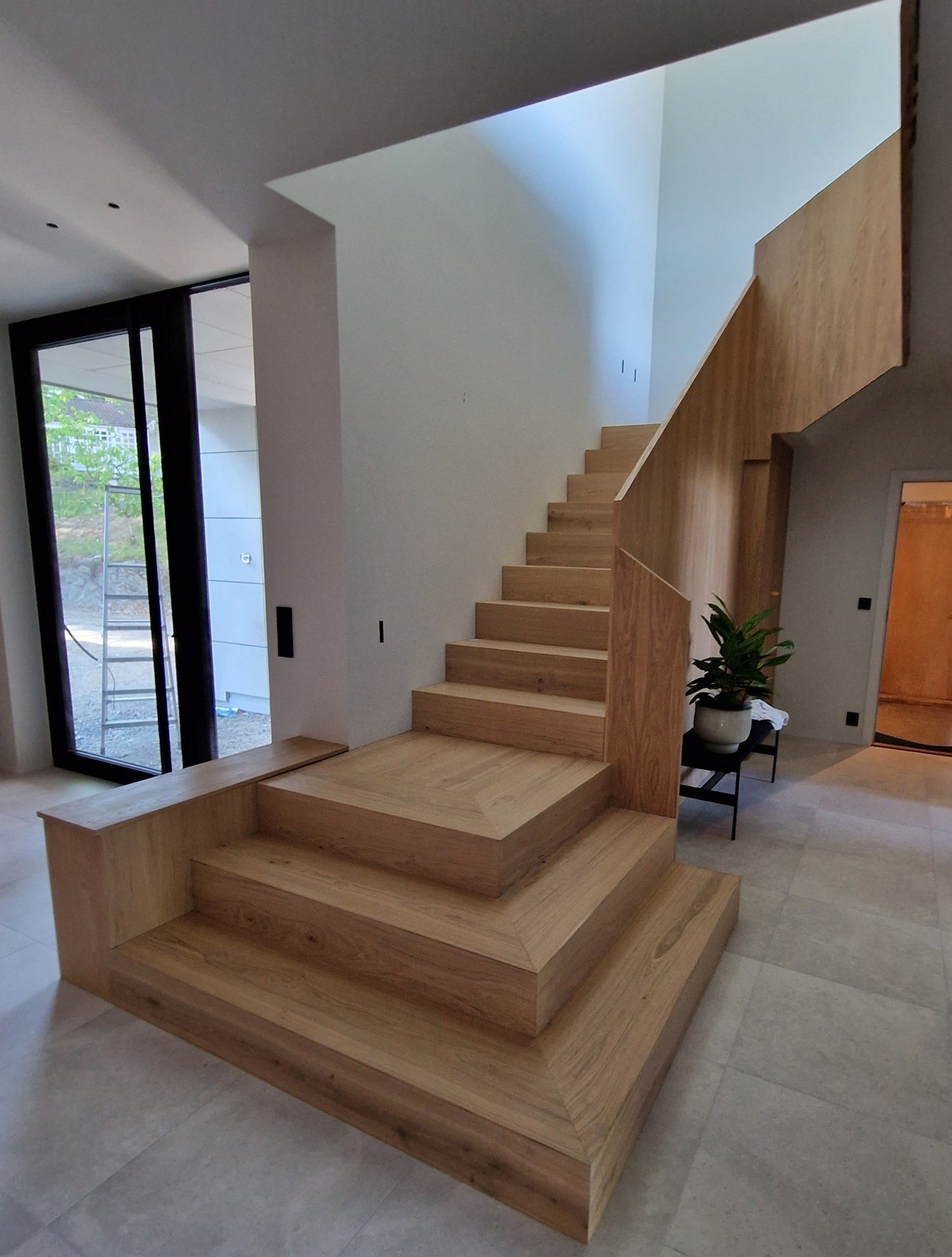 Dedikerte trapper, gulv, dør, paneler bygget nøyaktig etter kundens forventninger